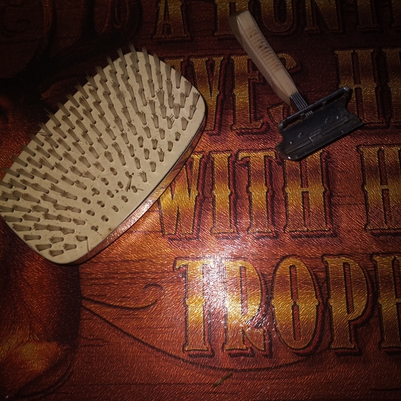 Antique Razer and I guess mens brush - Picture 2 of 3